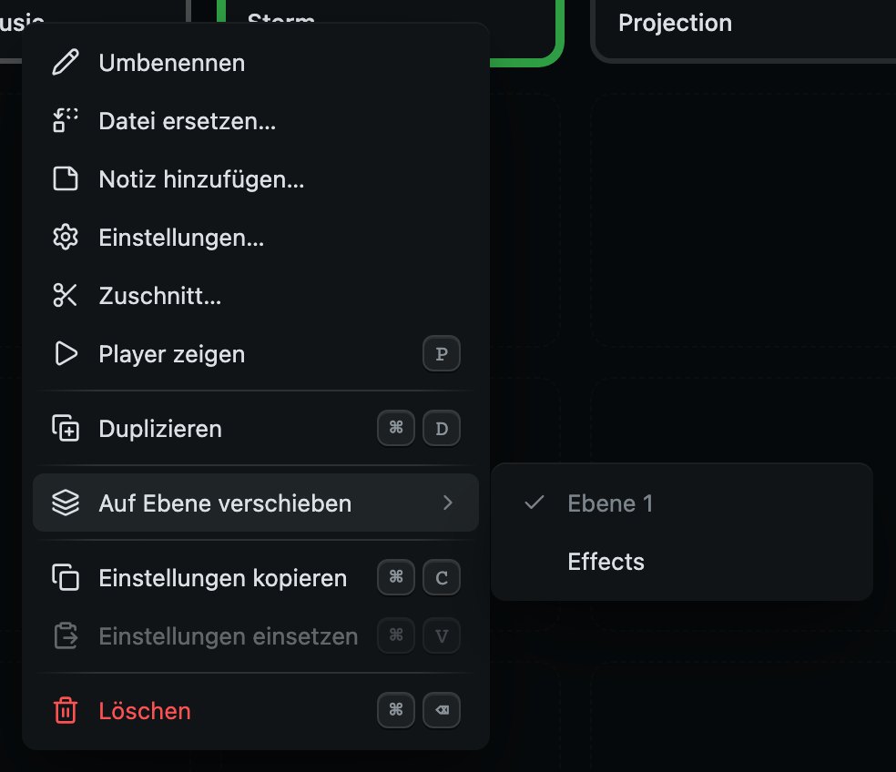 Einen Cue verschieben: eine Zeile in seinem Menü, mit den Ebenen daneben. Die, auf der er ist, hat einen Haken.